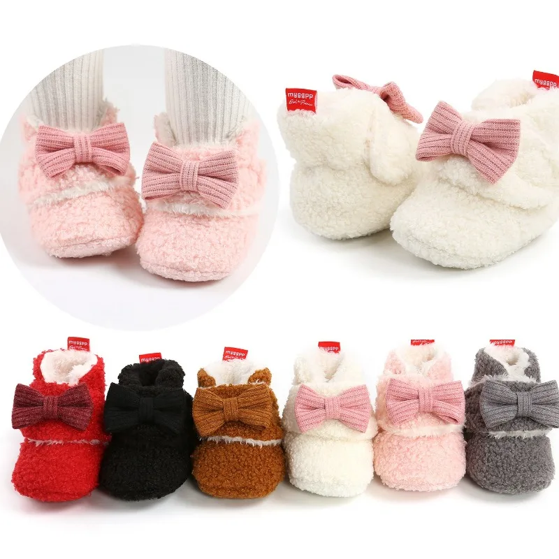 Botas de invierno para bebé, novedad de 2025, botas planas y cálidas de Navidad para niños, zapatos bonitos y bonitos para el suelo del hogar, botas de algodón para niños