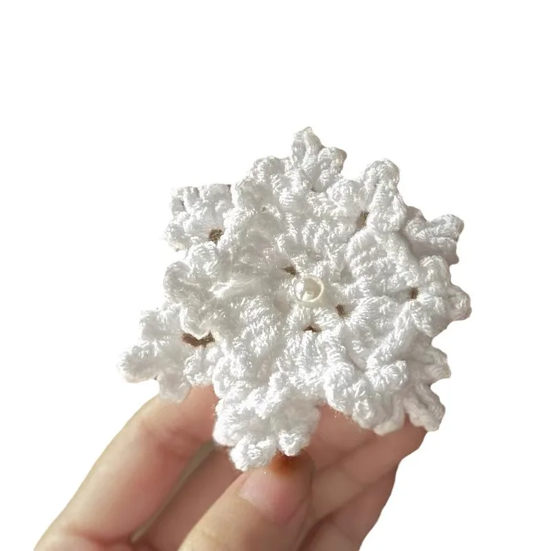 Pinzas para el cabello de invierno Snow Country Girl: diseño de copo de nieve y perlas de lana, estilo de hada de nicho suave, lindos clips laterales para flequillo y pedrería. - imagen 2