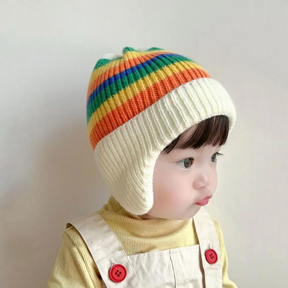 Un bebé con un sombrero a rayas