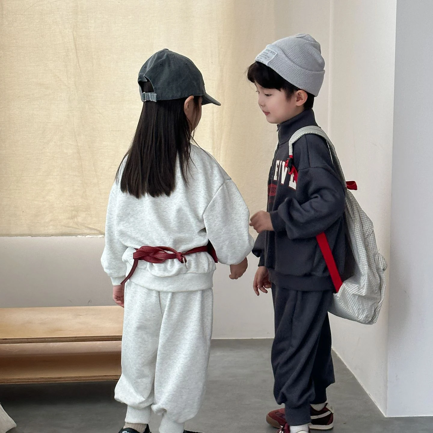 Conjunto infantil de otoño con sudadera y pantalón cómodo - imagen 4
