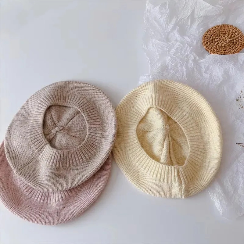 Gorro de boina para niña en conjunto de invierno