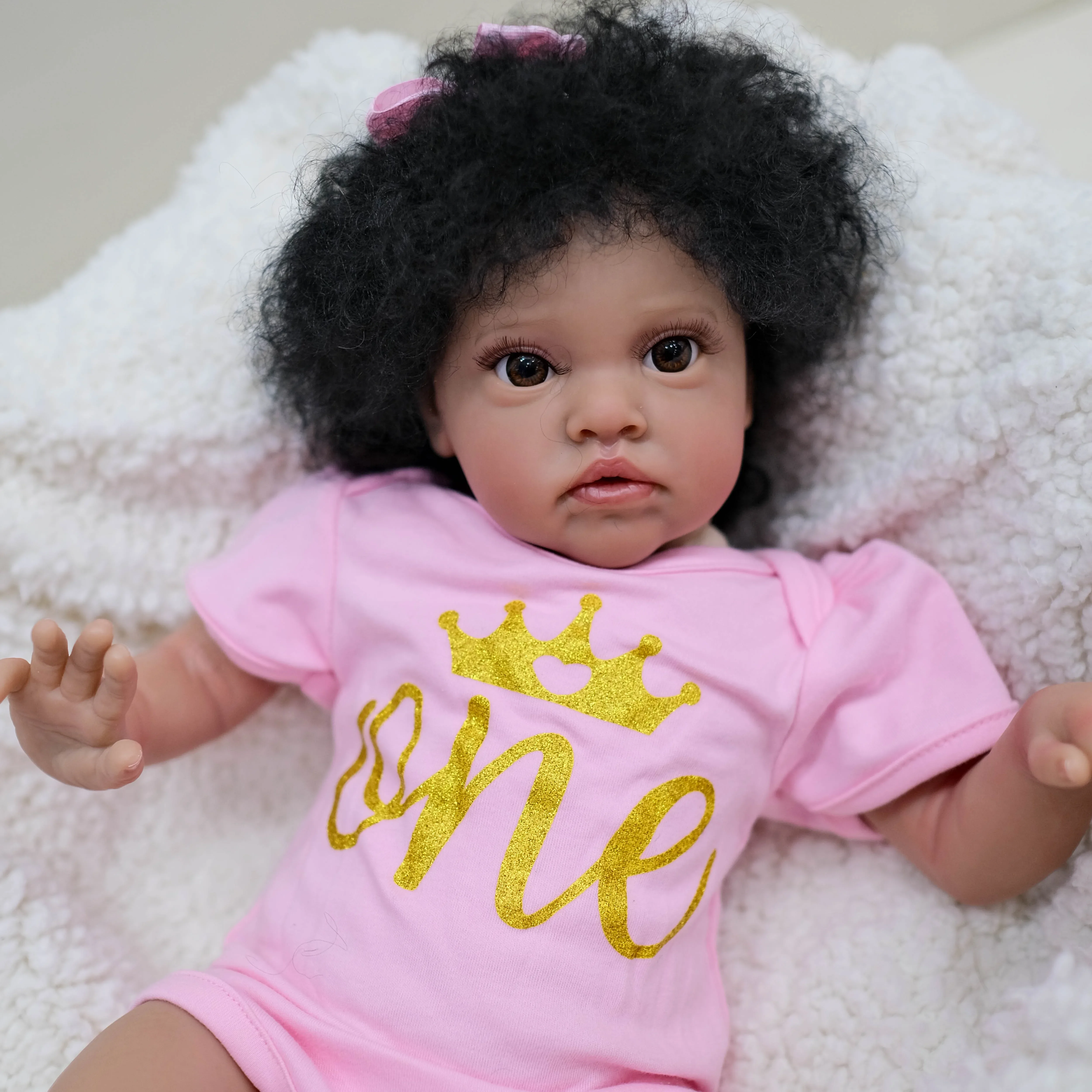Muñeca Reborn NPK Chantal – Bebé despierta piel marrón oscuro - imagen 2