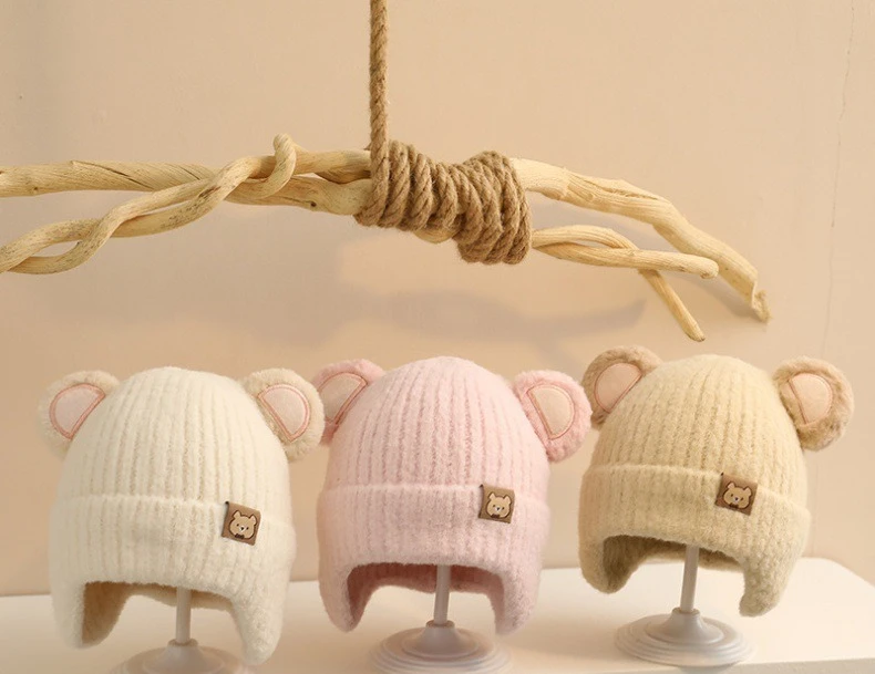 Gorro de punto con orejas de oso visto de frente