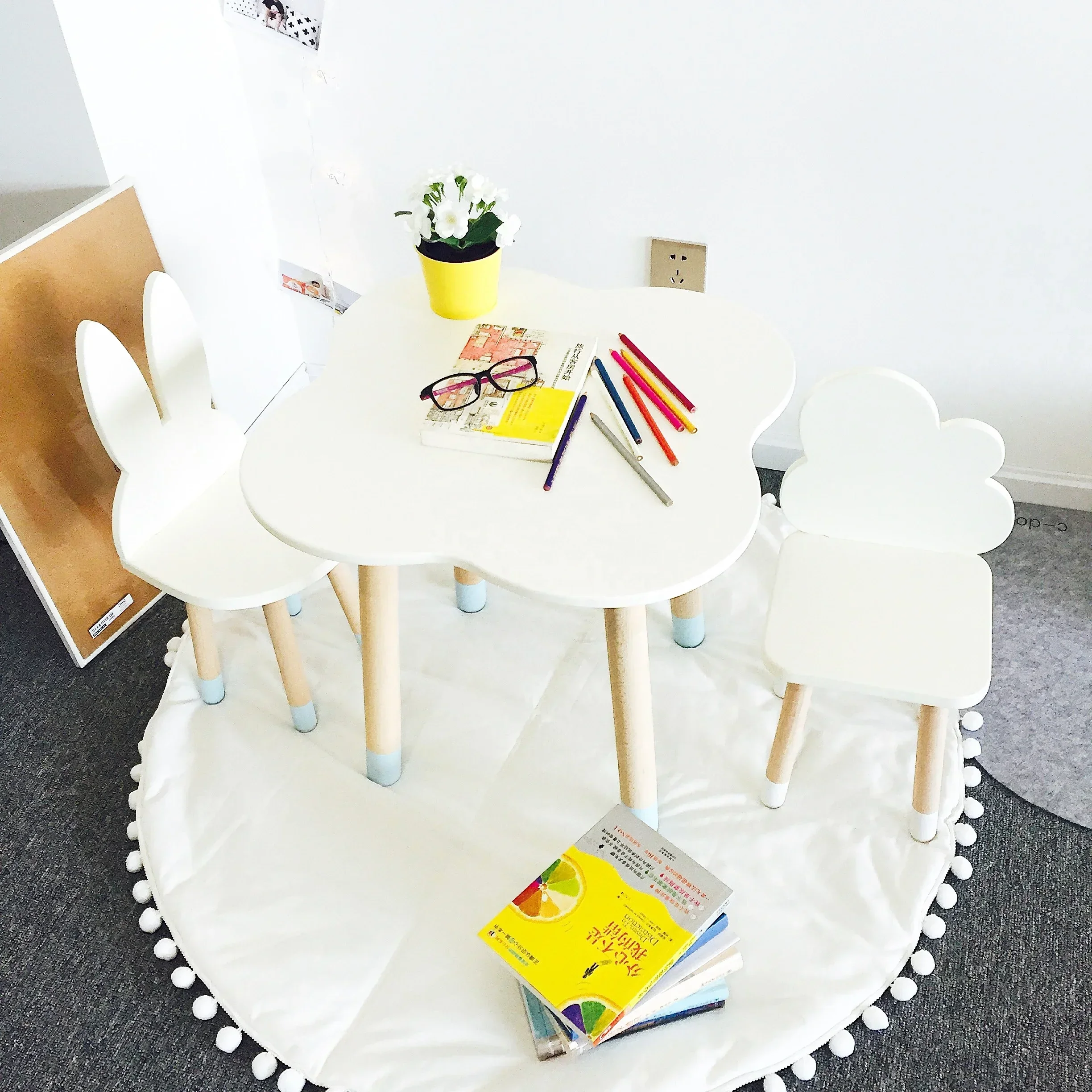 Venta caliente Juego de mesa y sillas de muebles para niños con diseño de conejo y nube de madera ecológicos - imagen 2