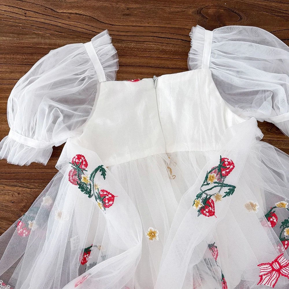 Vestido infantil de niña con falda de malla y bordado de fresa - imagen 5