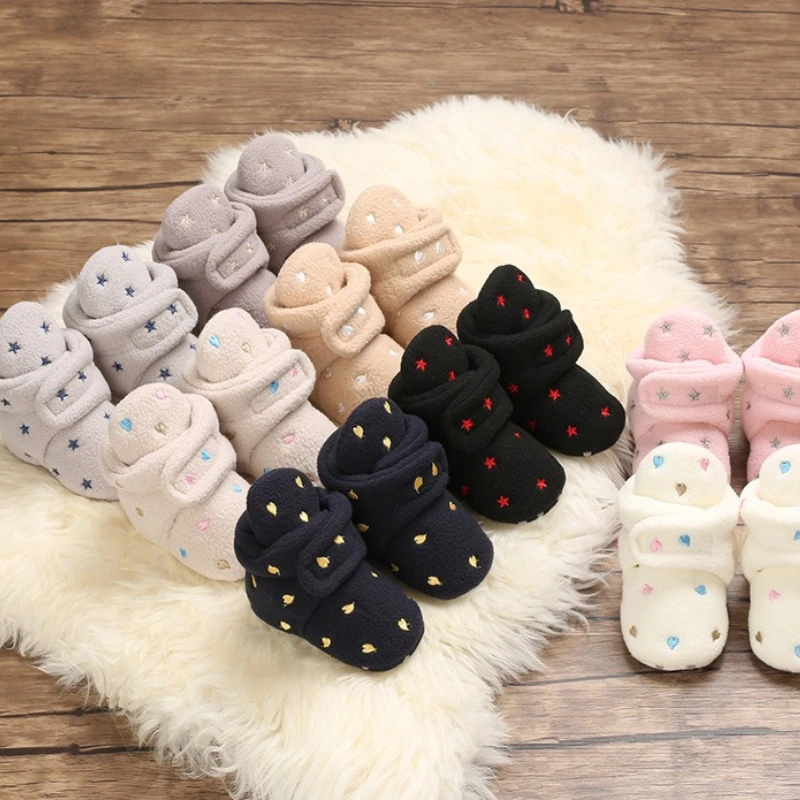 Zapato de algodón para bebé de invierno, nuevo zapato Retro plano y cálido para bebé, botas de terciopelo antideslizantes para aprender a caminar, botas de otoño e invierno para niño