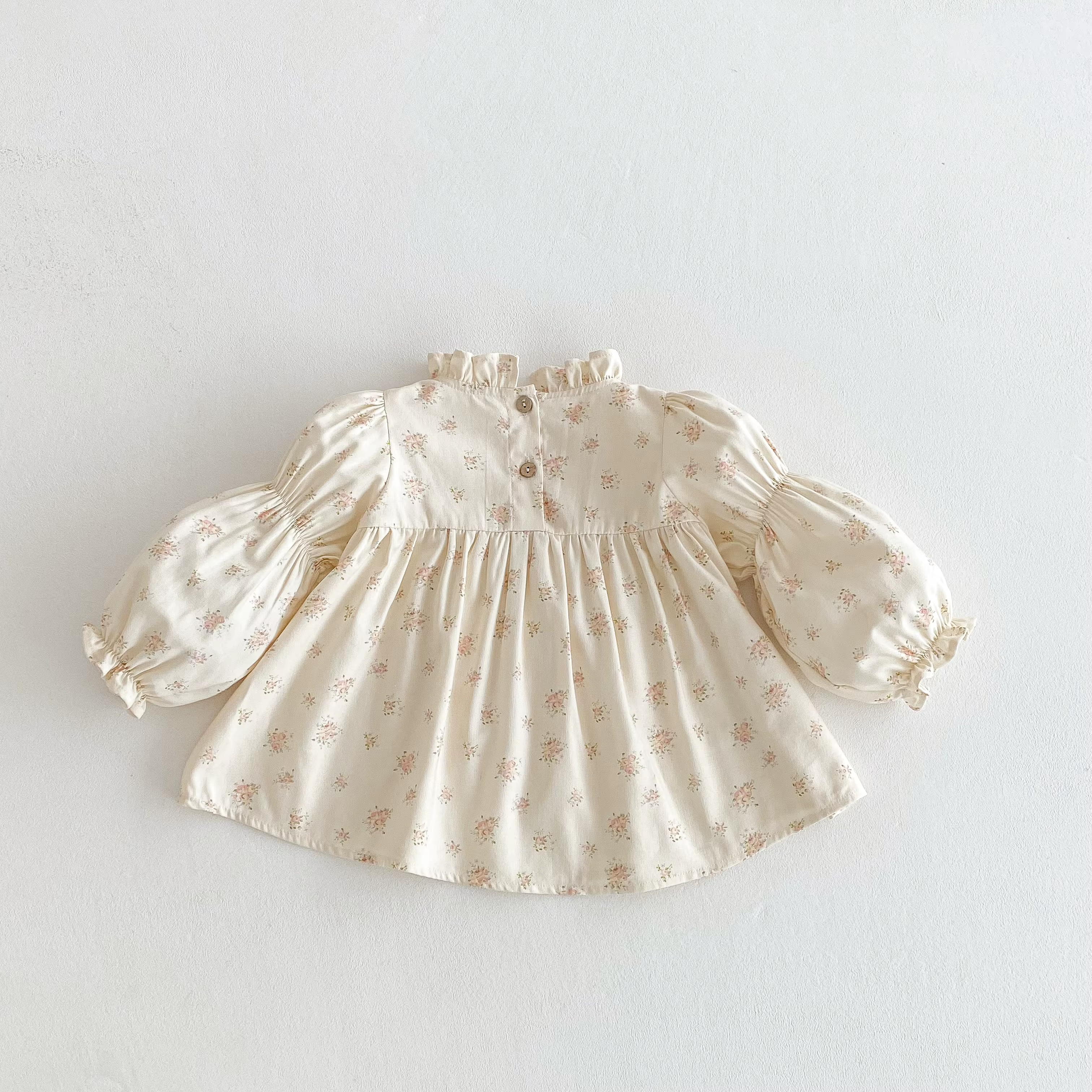 Camisa de niña con volantes y estampado floral - imagen 3