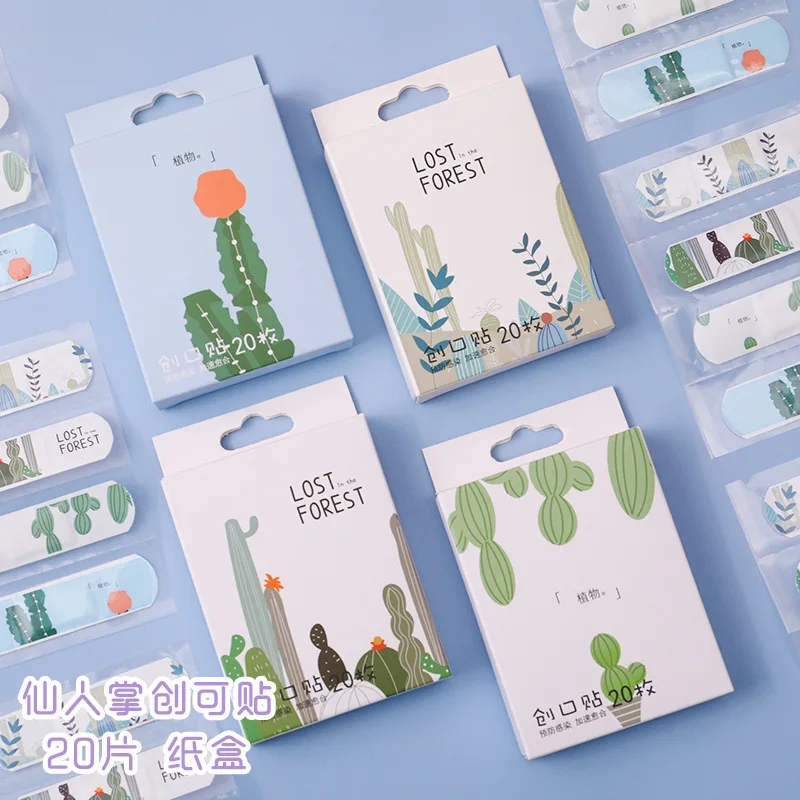 Una colección de vendas adhesivas con temática Perdidos en el Bosque. Cada vendaje está empaquetado en una pequeña caja abierta con un diseño que presenta ilustraciones de cactus y otra flora del desierto. El embalaje es colorido y tiene un diseño artístico y divertido.