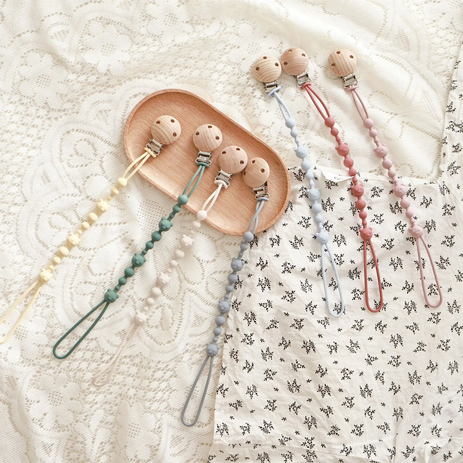 La cadena de chupete de silicona garantiza la chupete del bebé se mantiene limpia y segura Fabricado en silicona de calidad alimentaria Se puede masticar