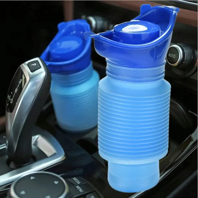 Una botella de agua azul está sentada en el portavasos de un automóvil