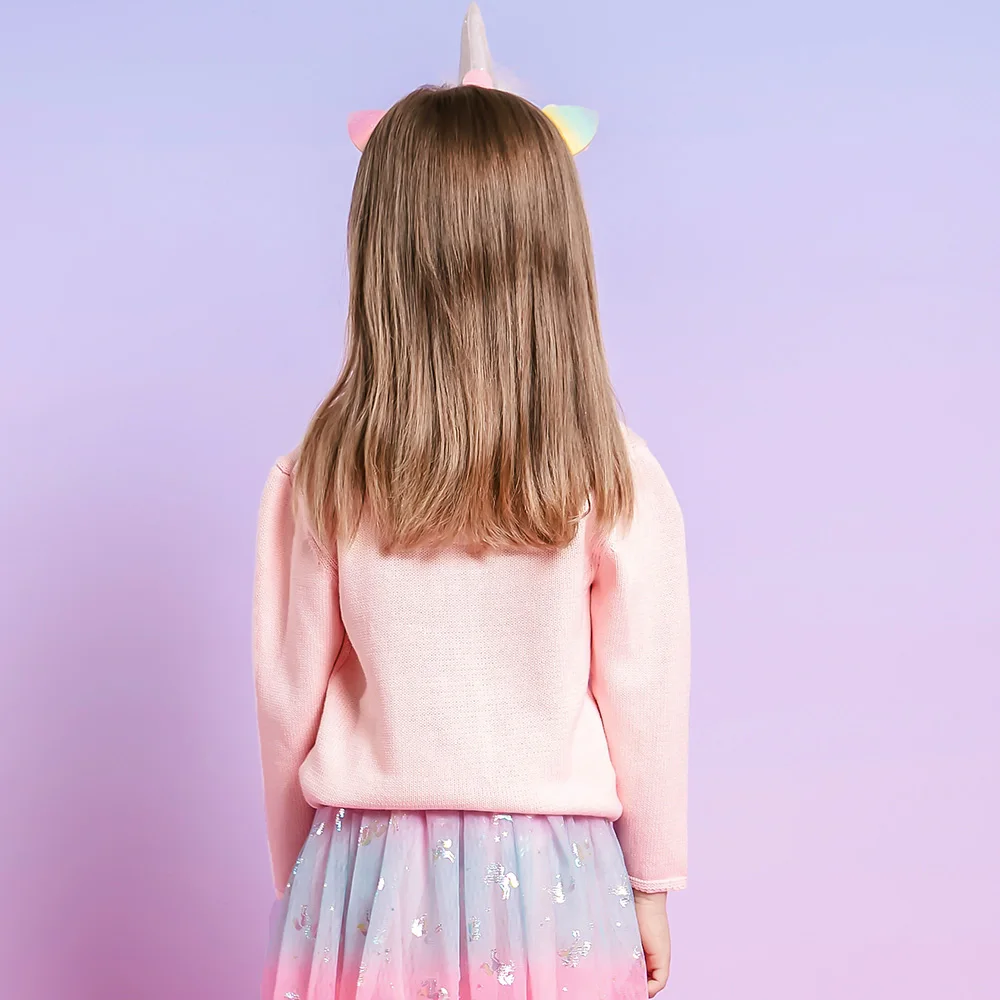 Detalle del aplique de unicornio en el suéter infantil