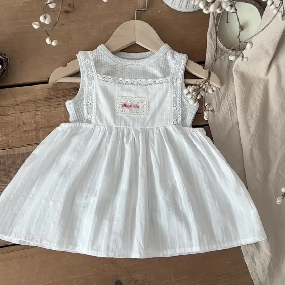 Vestido de bebé de verano con encaje floral y tirantes