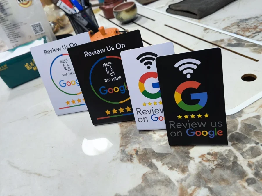 Tres tarjetas con logotipos de Google en ellos