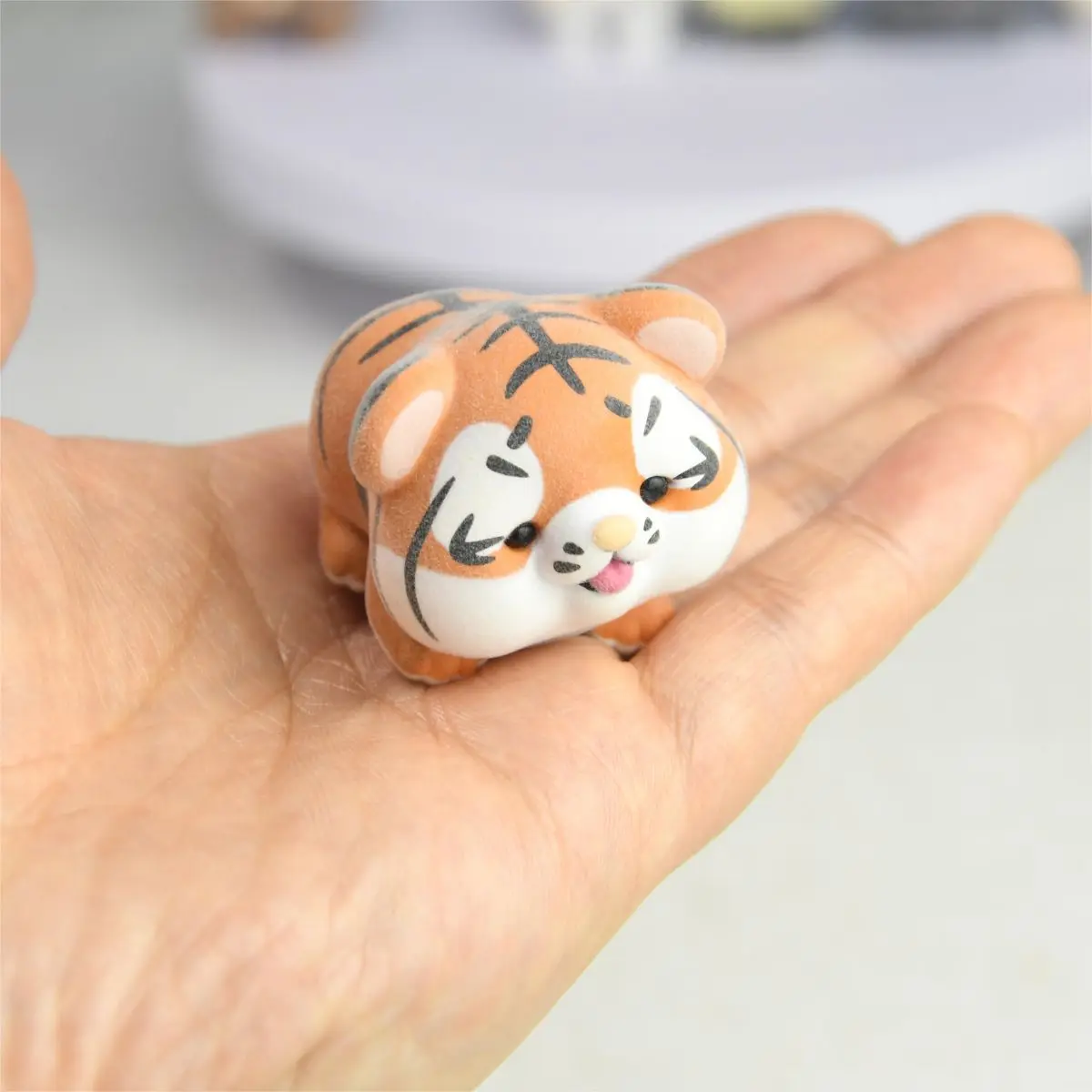Qualia Figuras de Mascotas Flocadas – Oso, Tigre y Nutria - imagen 4