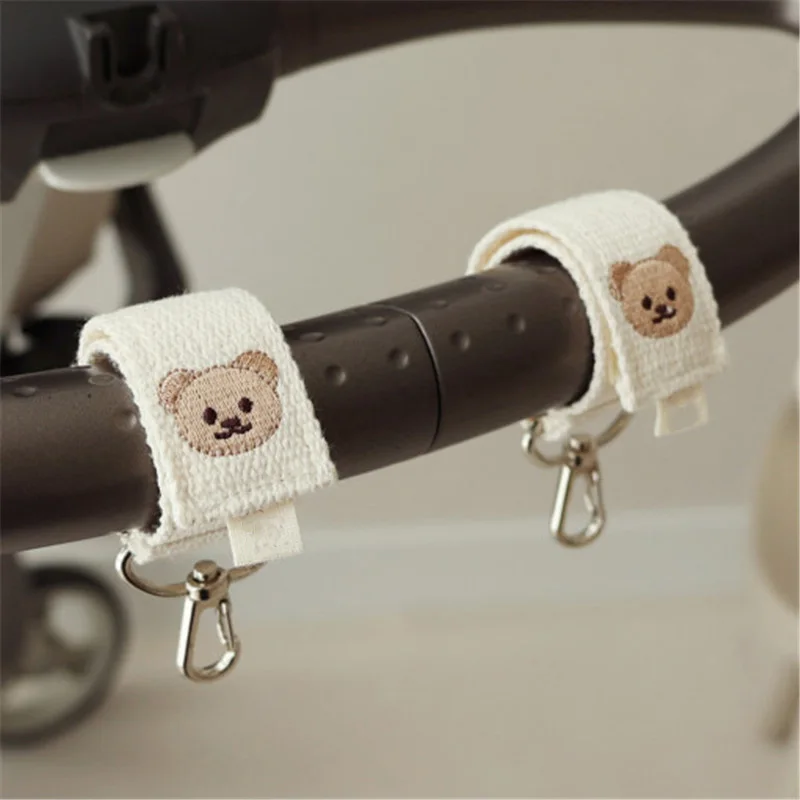 Gancho de dibujos animados de oso bordado, Clip Universal duradero para cochecito de bebé, ganchos para colgar bolsas de mamá, accesorios para bolsas de pañales
