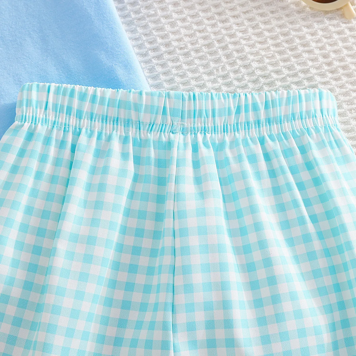 Conjunto veraniego de niño – Top azul y shorts a cuadros - imagen 5