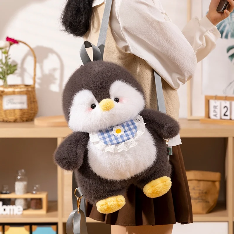 Detalle de materiales de la mochila de pingüino