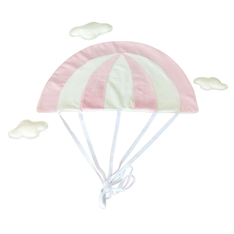 Un paraguas rosa y blanco con fondo de nubes