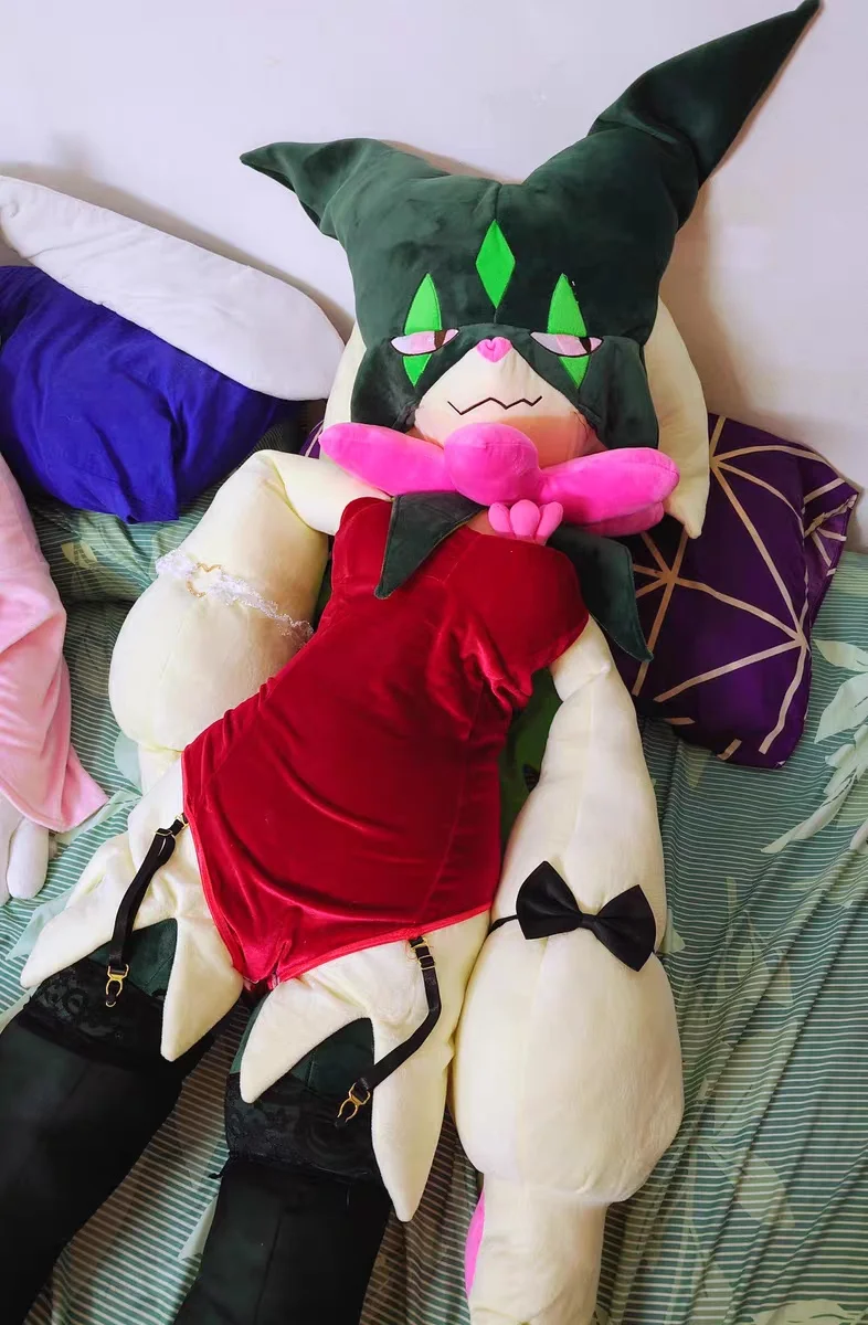 Peluche Meowscarada en ambiente de sala de juegos