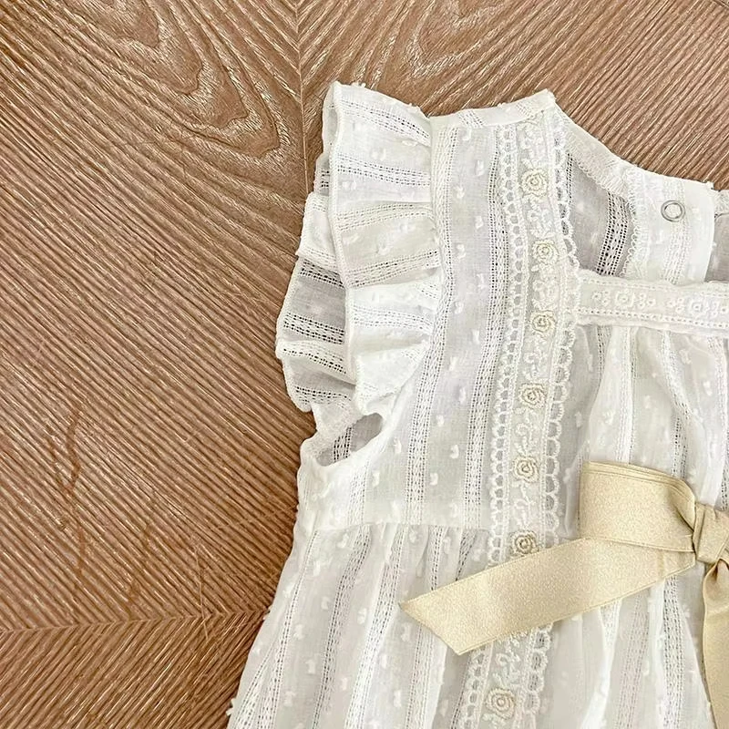 Mono de encaje blanco para recién nacida con gorrito - imagen 2