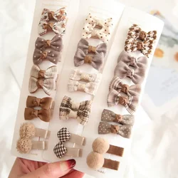 Horquillas lazo y pinzas con diseño floral para niña