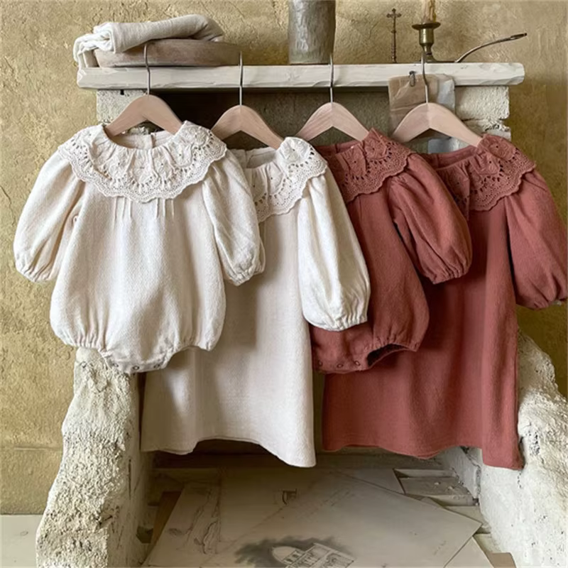 Vestido manga larga con cuello de encaje y volantes para niña - imagen 2