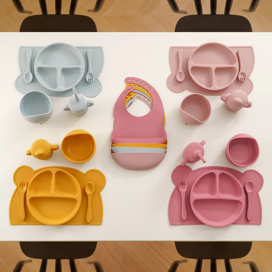 Juego de vajilla de silicona para bebé, cuchara portátil, tenedor, taza para sorber con tapas, mantel antideslizante, platos de succión, cuenco, babero ajustable, 7 Uds. - imagen 3