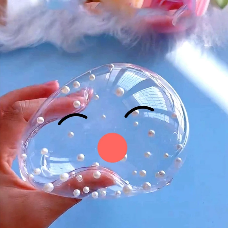 Una persona sosteniendo un vaso transparente con una cara sonriente y una nariz roja