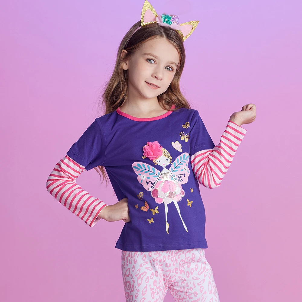 Detalle de rayas y mariposas en la camiseta DXTON