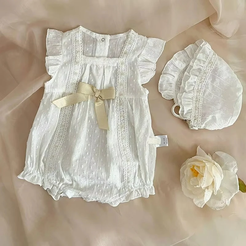 Mono de encaje blanco para recién nacida con gorrito - imagen 4