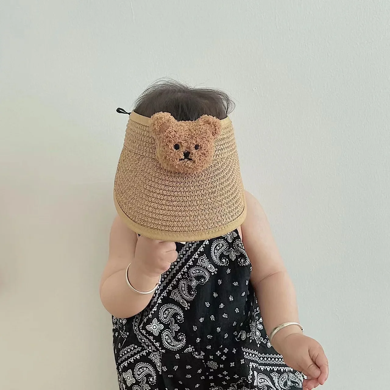 Gorro protección solar bebé – Diseño oso con diadema trenzada - imagen 2
