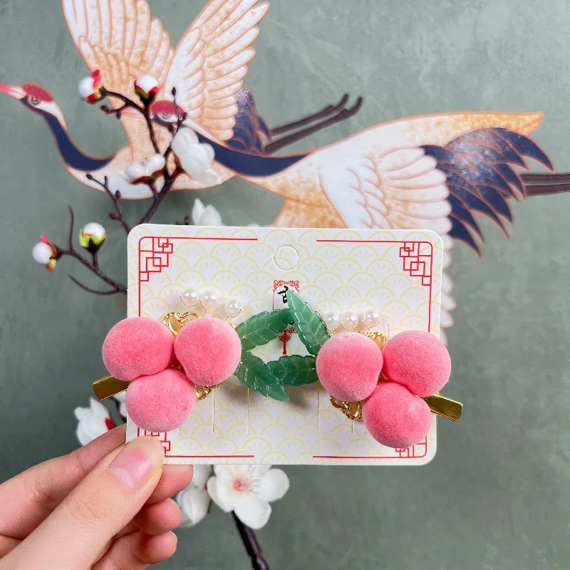 ¡Pinzas para el cabello de melocotón Hanfu chino para niños! Suave terciopelo melocotón y hojas verdes, perfecto para disfraces antiguos, lindos accesorios elegantes. - imagen 4