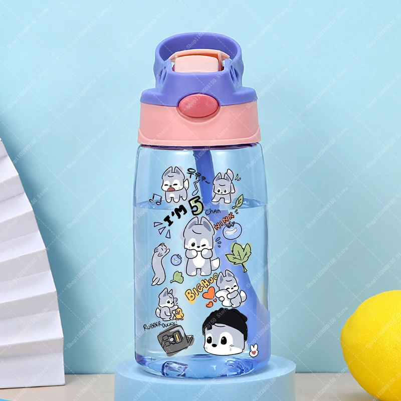 Botella de agua deportiva portátil para niños, taza de plástico para bebidas frías con pajita, contenedor de jugo bonito de dibujos animados para niños, regalo