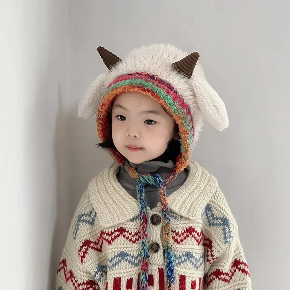 Niño usando gorro en escena de nieve