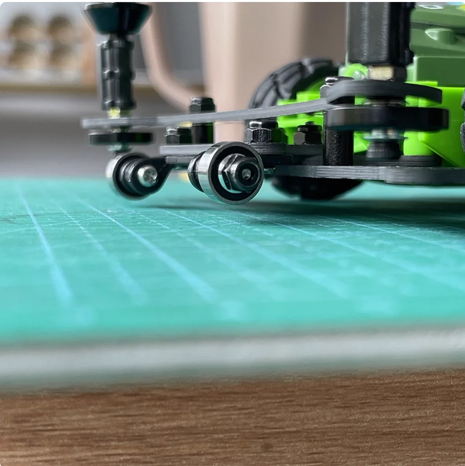 Coche de carreras Mini 4WD con doble trasero de carbono y rodamientos - imagen 2