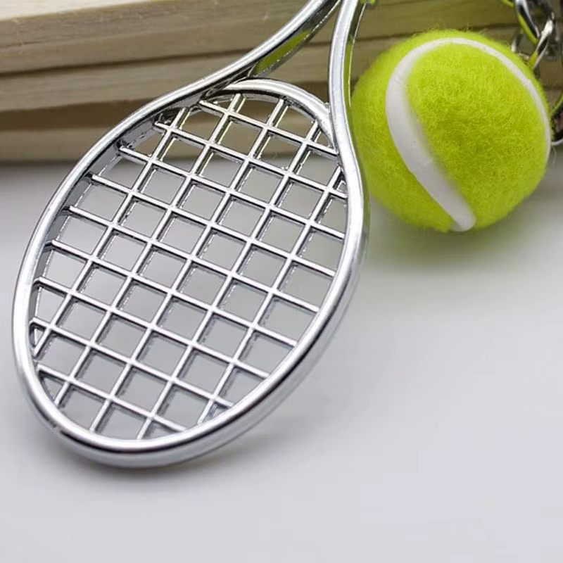 Llavero tenis infantil – Diseño raqueta y béisbol para mochila - imagen 3