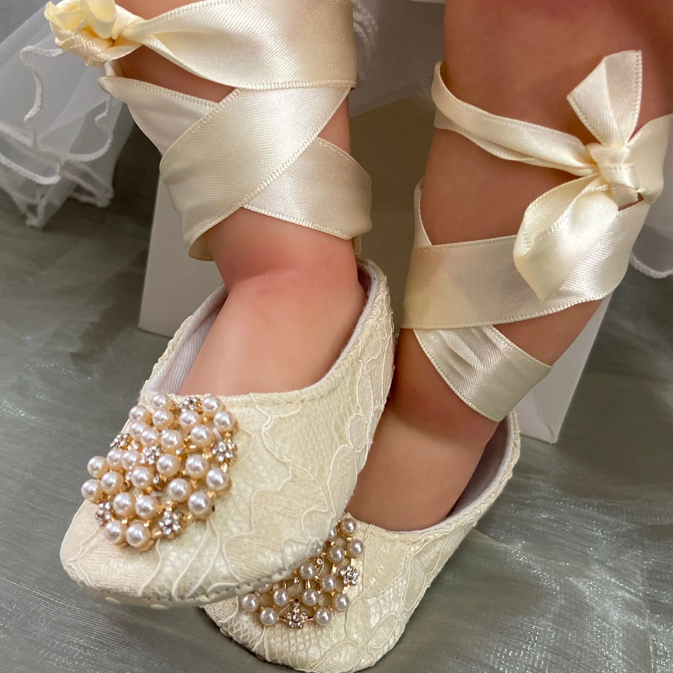 Zapatos de cuna de Ballet de encaje Vintage hechos a mano para niña, vestido de perlas de lujo para bebé, traje de bautismo, zapatos con diadema - imagen 5
