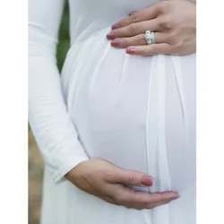 Vestido premamá de un hombro con manga larga y abertura frontal