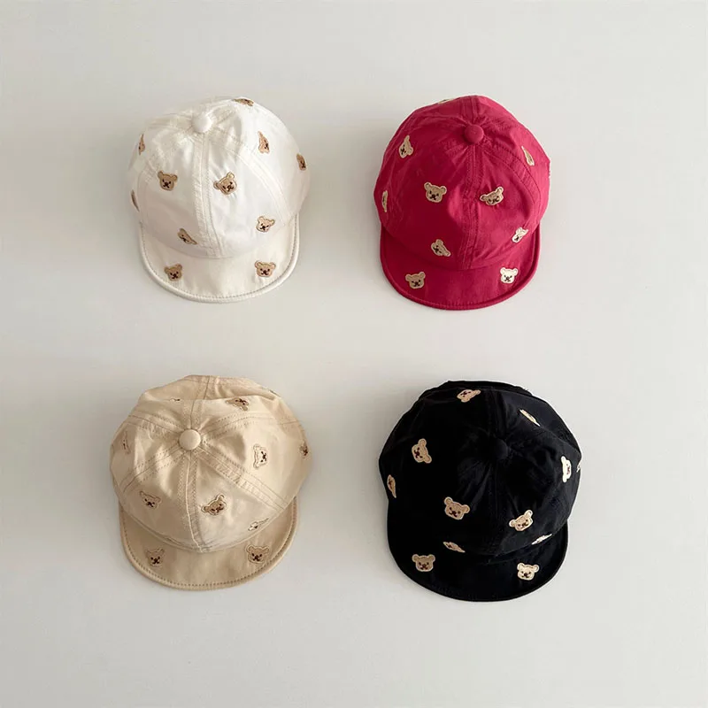 Gorra de béisbol ajustable con visera plana y osito bordado - imagen 2