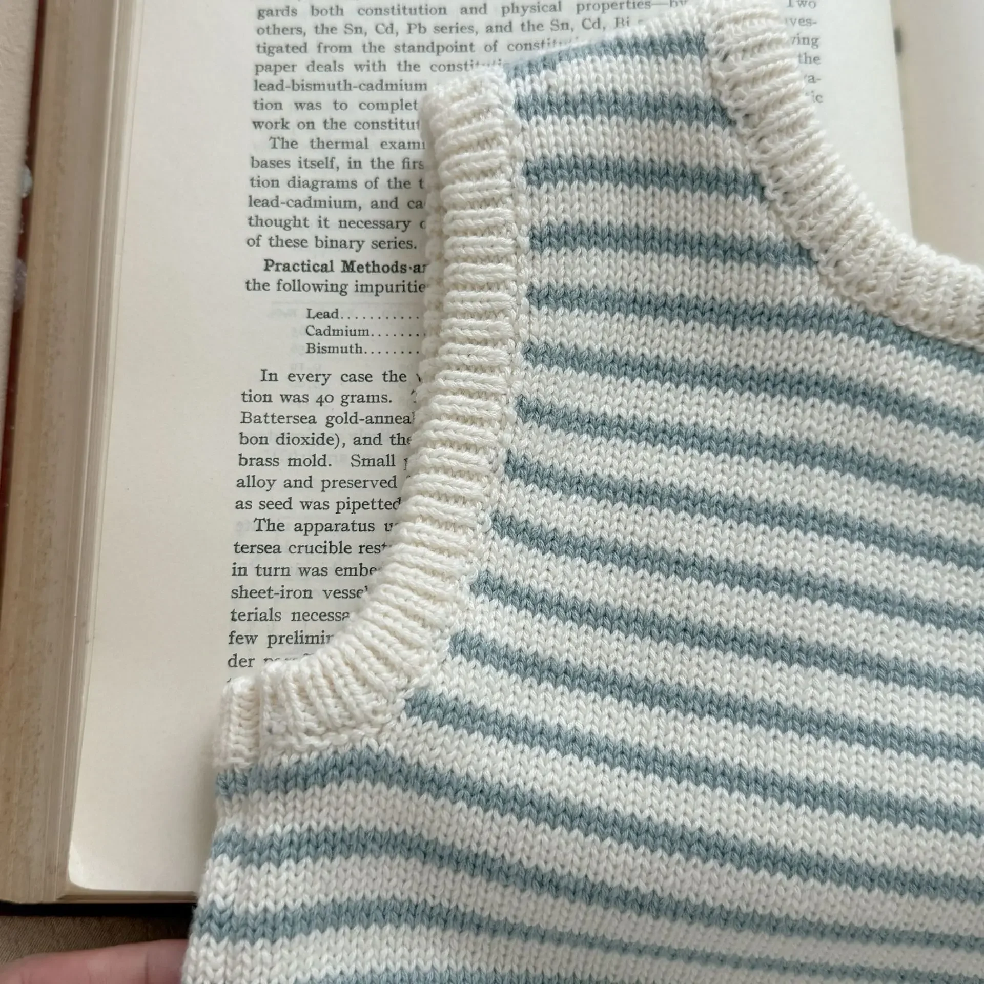 Chaleco de niña a rayas azul tejido – Cuello redondo clásico - imagen 5