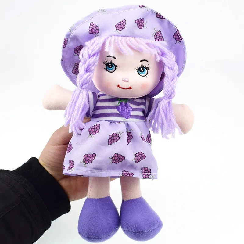 Una muñeca morada con un vestido y zapatos