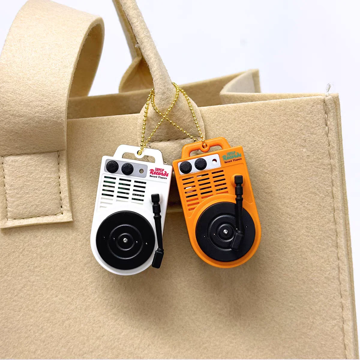 Juguetes, juguetes cápsula de espíritus, lindo kawaii, reproducción de doble registro! Figuras colgantes bc de casa de muñecas de mascota de tocadiscos Retro en miniatura - imagen 4