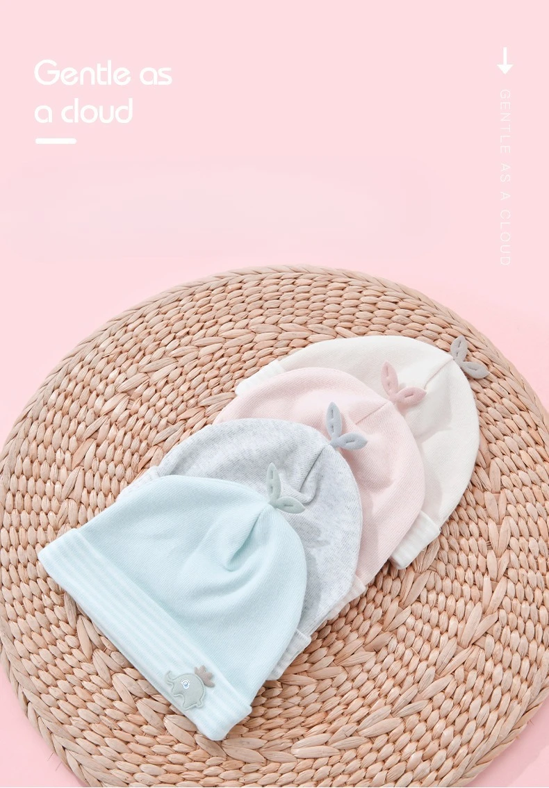Gorro puesto en bebé mostrando ajuste elástico