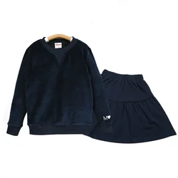 Falda plisada azul marino y camiseta de algodón para niña
