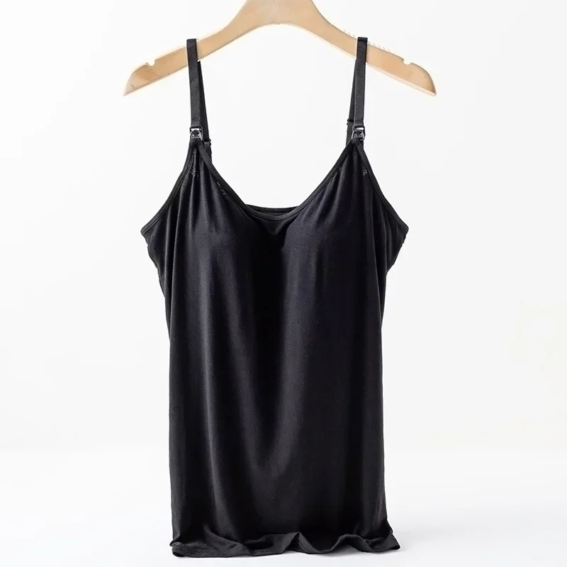 Una camiseta de tanque negra colgando de una percha