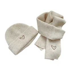 Conjunto gorro y bufanda de punto cálido con corazón bordado