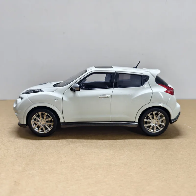 Coche Infiniti ESQ escala 1:18 – Modelo coleccionable de aleación - imagen 3