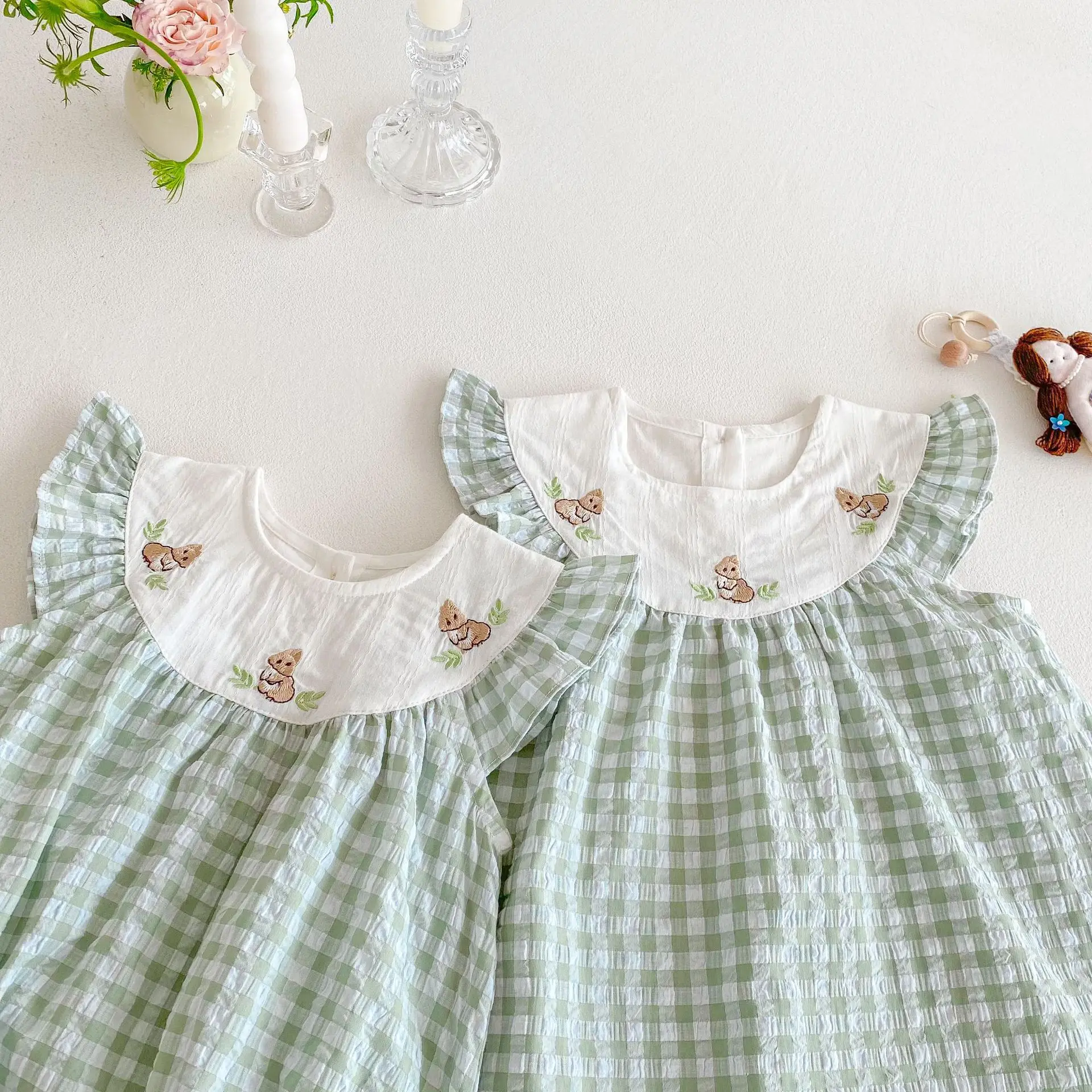 Vestido a cuadros de verano con manga voladora para niño – Bordado conejito - imagen 2
