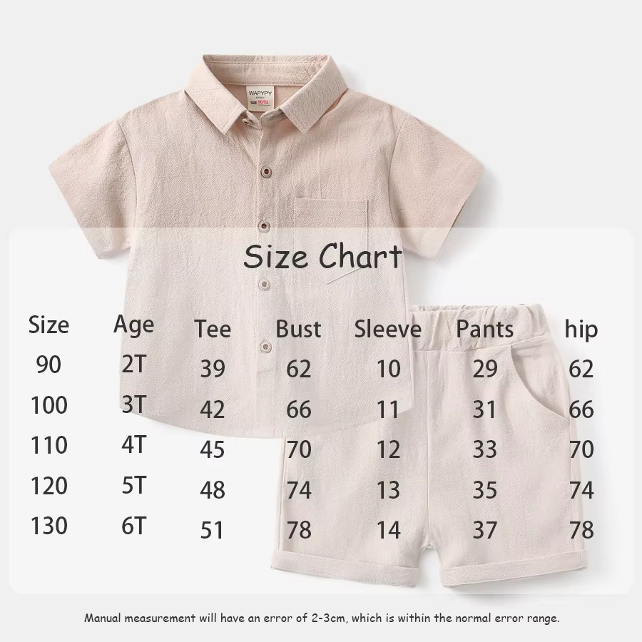 Camisa azul marino y pantalón corto beige del conjunto infantil