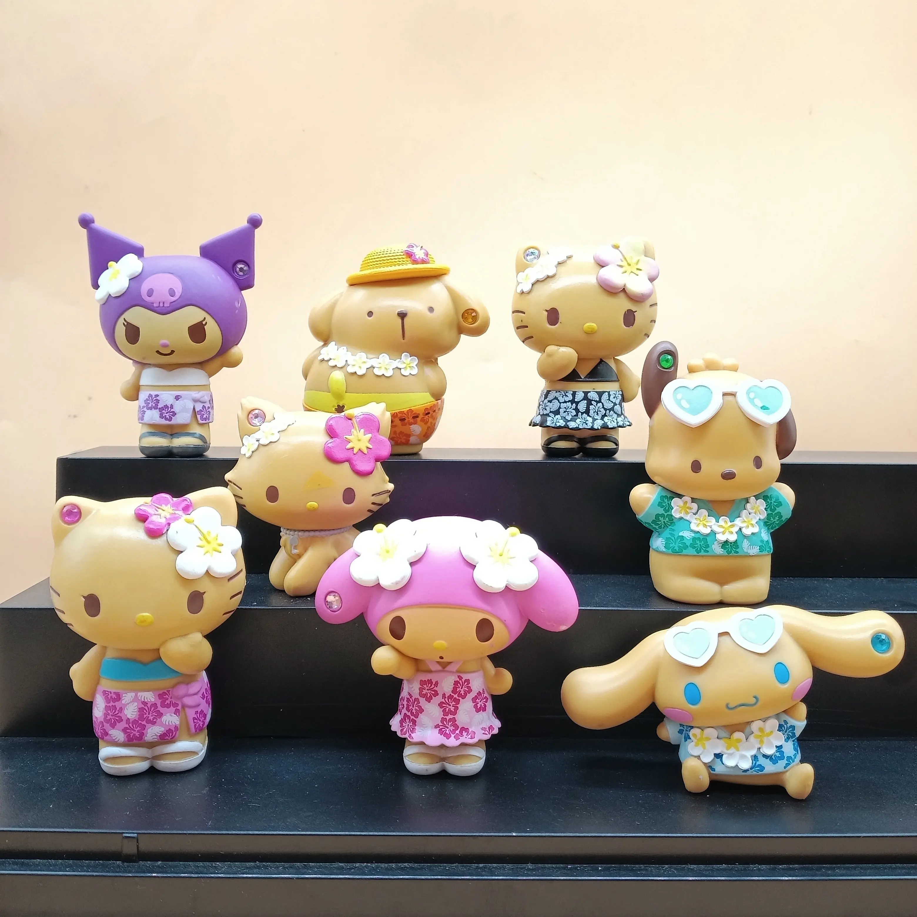 Figura coleccionable Hello Kitty y My Melody estilo Hawaii - imagen 3